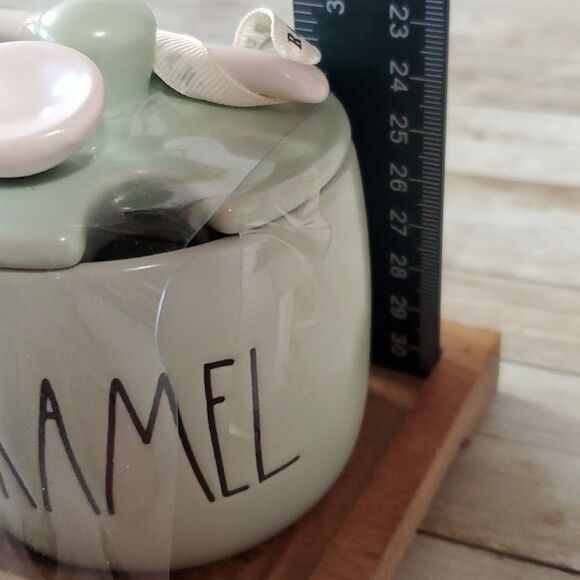 NEW NWT Rae Dunn FUDGE and CARAMEL Jars Serving Set on Wood Tray with Spoons - Picture 5 of 8